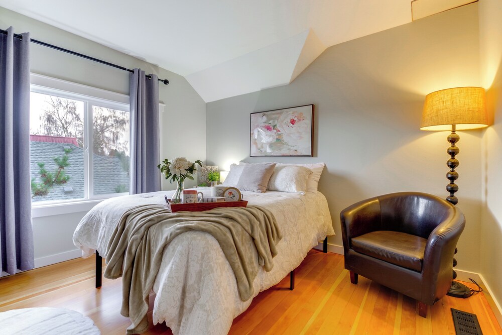 1 Mi to Historic Dtwn: Dog-friendly Everett Home!