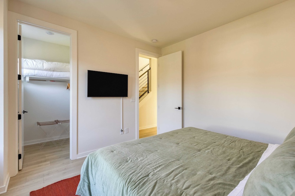 Sleeps 16 2 Modern Townhomes, Minutes to Broadway Lischey & 98 Degrees