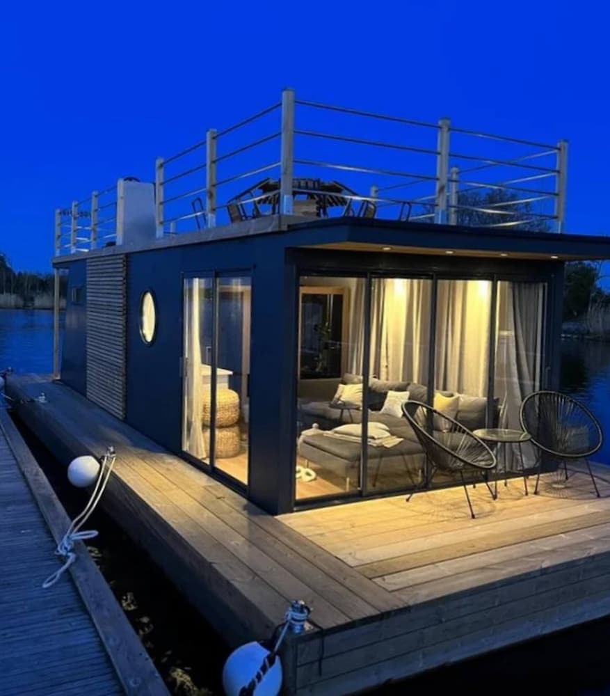The Houseboat Astrid
