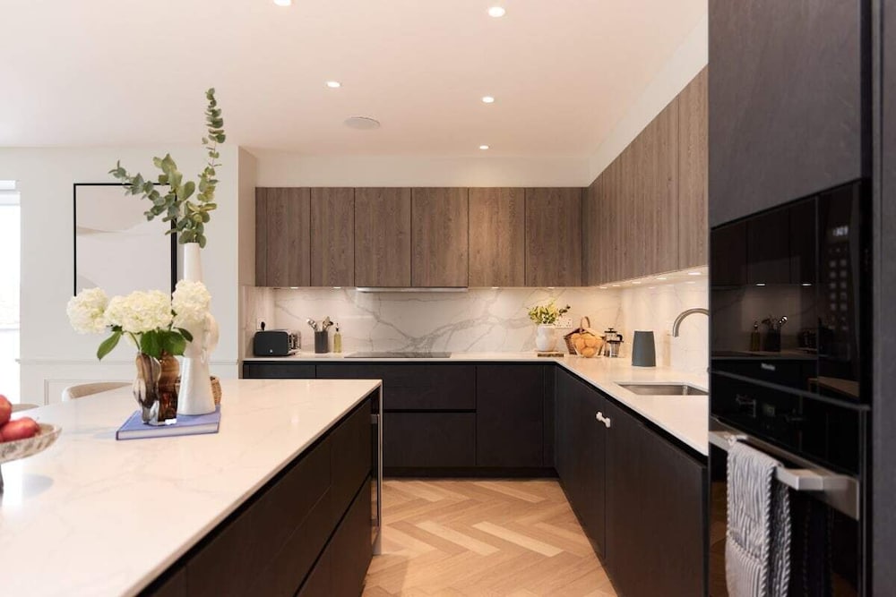 The Temple Fortune Crib - Lovely 3BDR House with Balcony