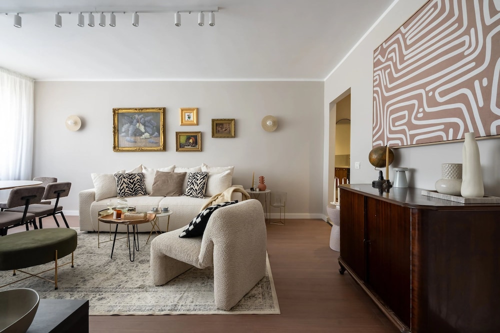 Views of all the Palaces 2BR Stunner