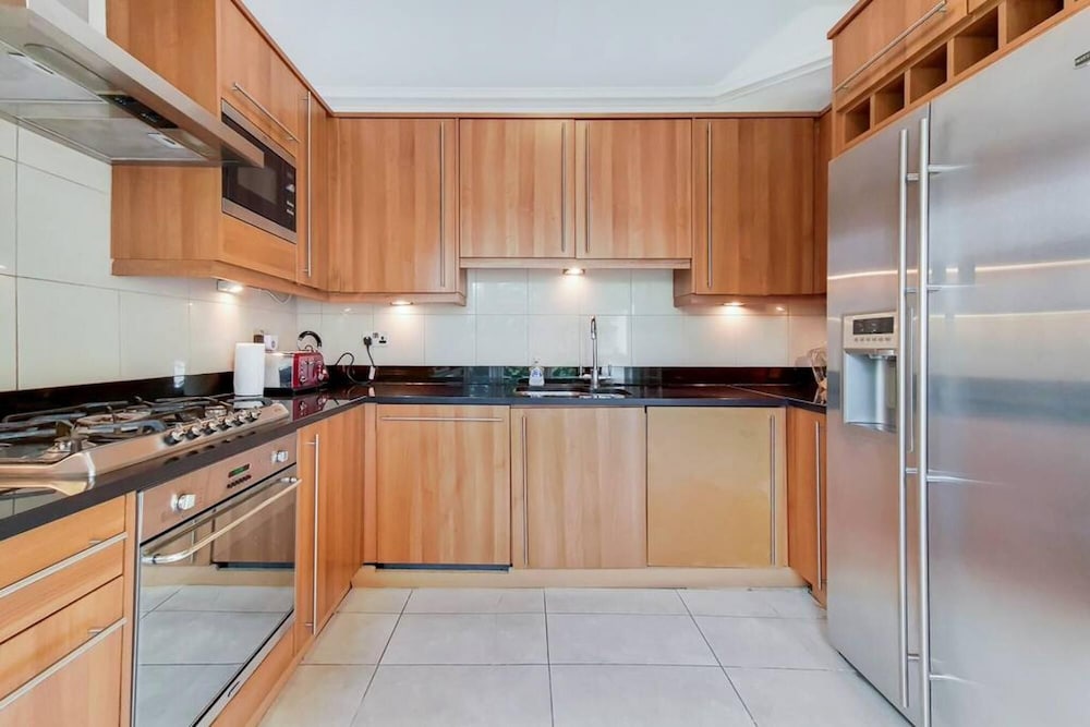 Stunning 3 Bedroom Apartment in Belgravia w Patio view 2