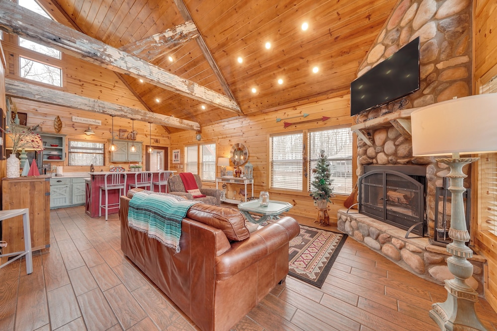 Hot Tub + Fire Pit: Broken Bow 'honeymoon Cabin'