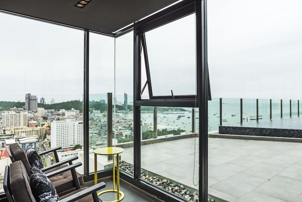 The Base Central Pattaya by Favstay