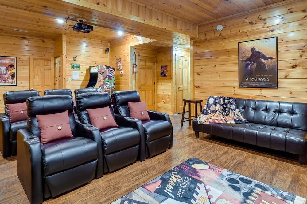Gatlinburg Getaway - Private Theater Hot Tub