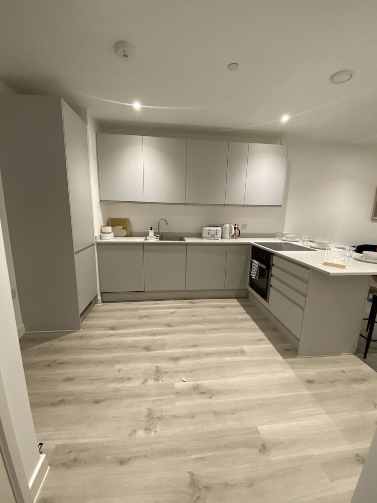 Lakeside - Central Apartment - Free Parking - Cinema Room