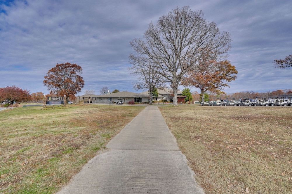 Chic Farmhouse, 3Mi to Lake-pet Friendly & Golfing