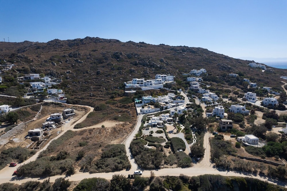 B4 Cycladic Home for 6 by the Beach