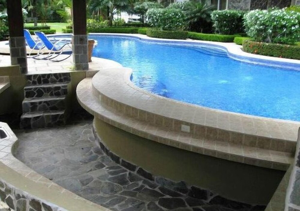 La Torre: Poolside Condo with Scenic Views