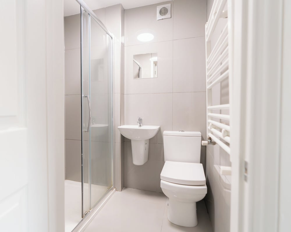 D'luxe 5-bed House - Sleeps 12 & Private Parking