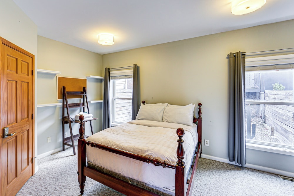 2 Mi to Market Sq! Row House w/ Dedicated Office