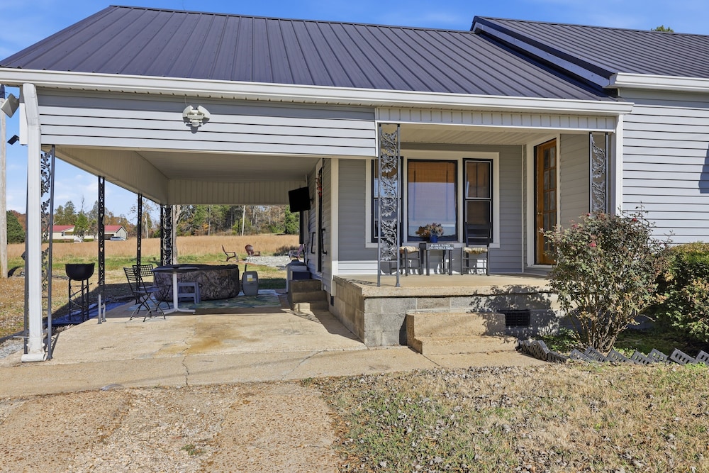 Cozy Country Retreat Hot Tub, Fire Pit & Guitars 2 Bedroom Home