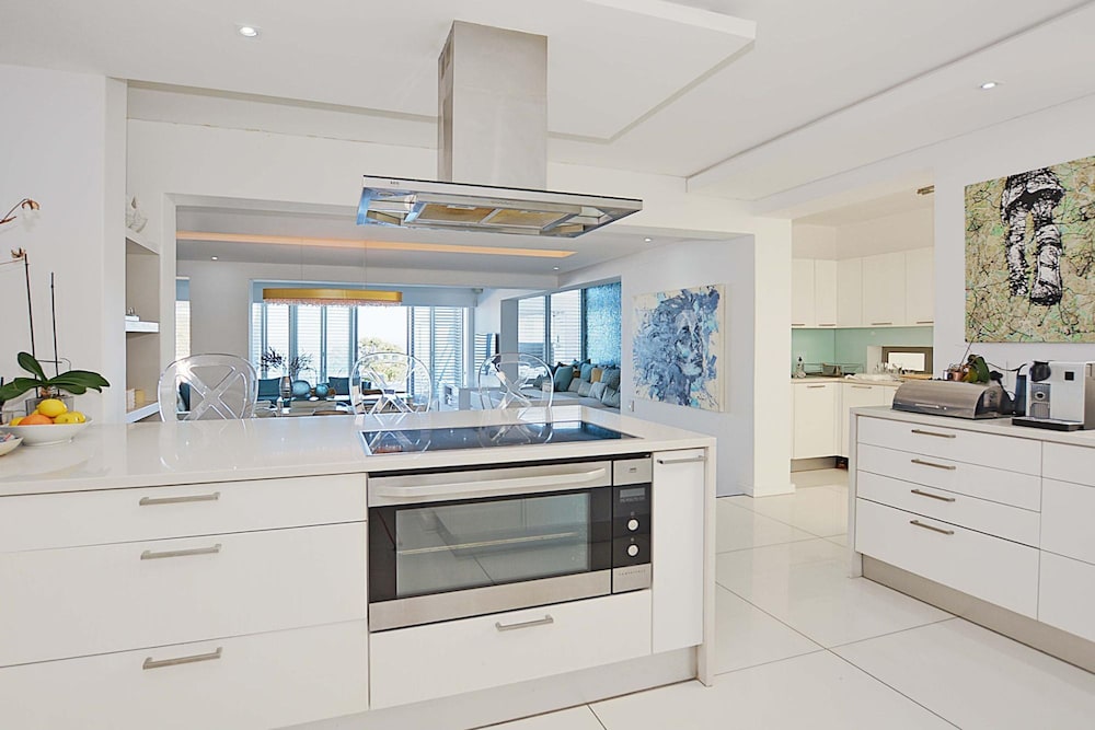 Villa Bleu Blanc in Camps Bay With Pool and Views