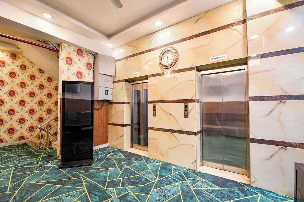 Fabhotel The Grand Paradise