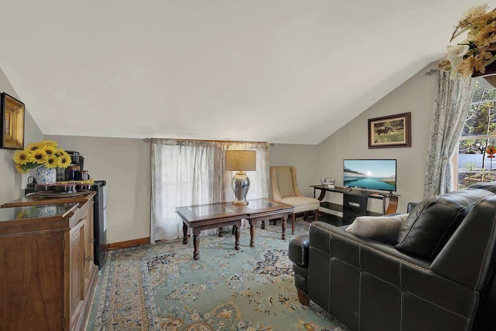 East Suite in Gillespie House -steps to Main Street!