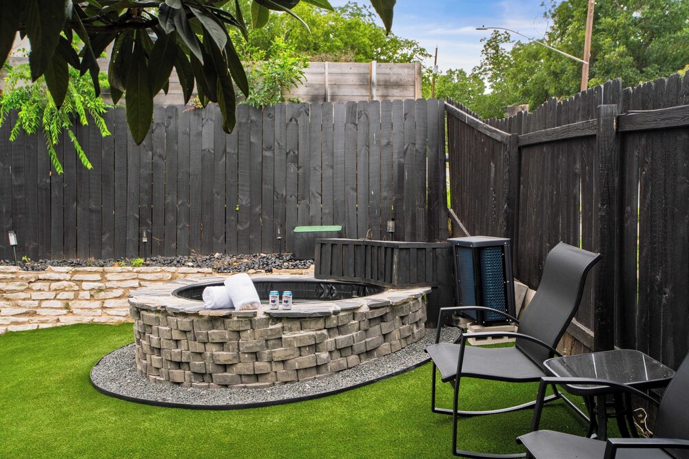 Austin Escape, Prime Location + Shared Yard Oasis Fairlawn Buyout by Avantstay