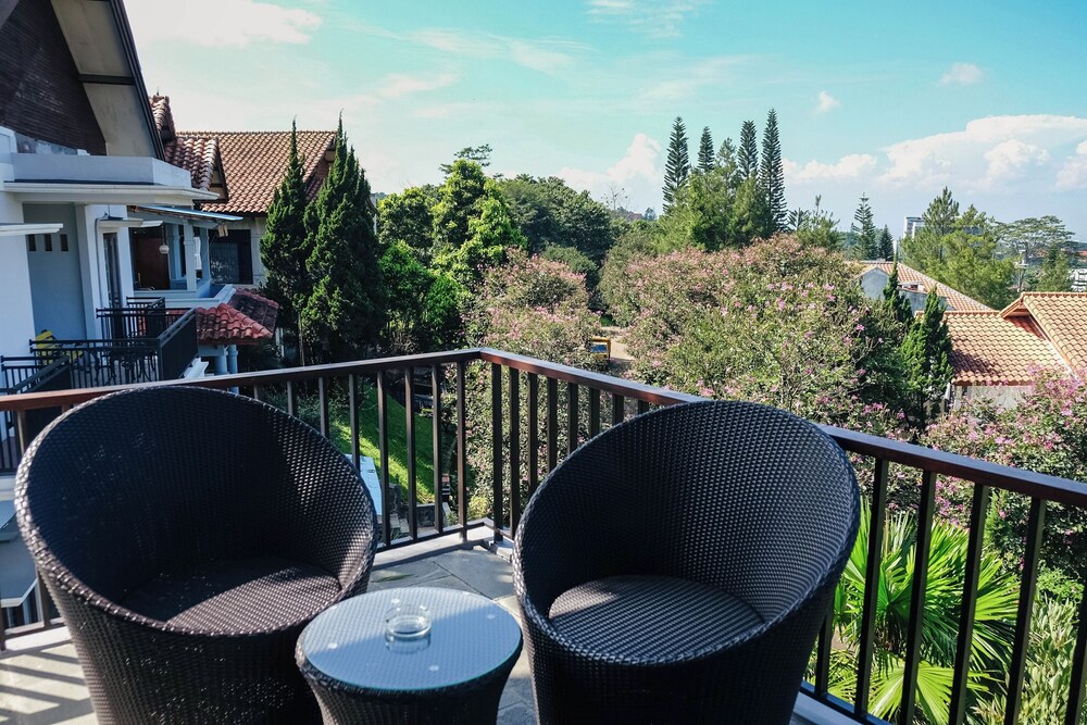 Oyama City View 4BR Villa with a Heated Pool