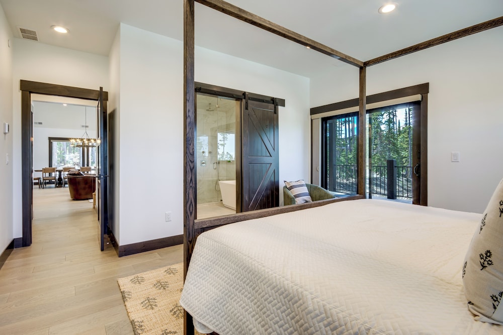 2 Mi to Big Sky Resort: Luxe Mtn-view Retreat!