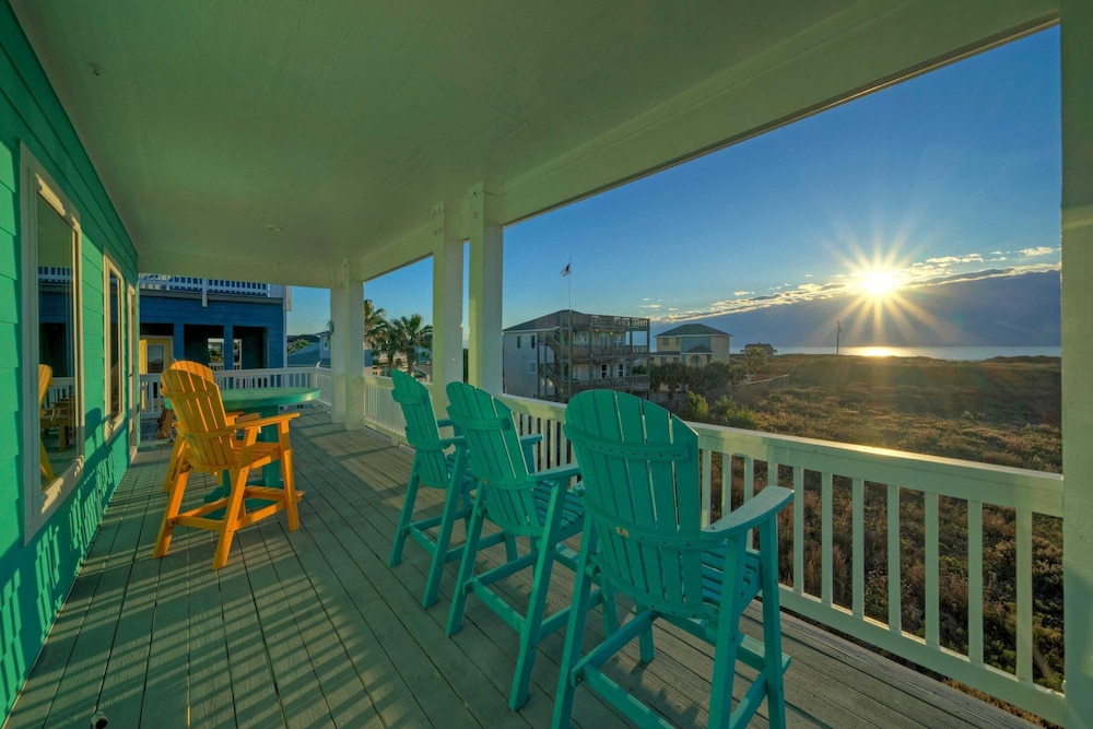 Coastal Soiree Ocean Views, Game Room, & Steps From Port Aransas Beaches