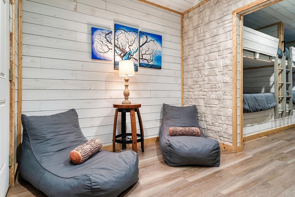 Stunning Cabin w Hot Tub Pool Table Arcades