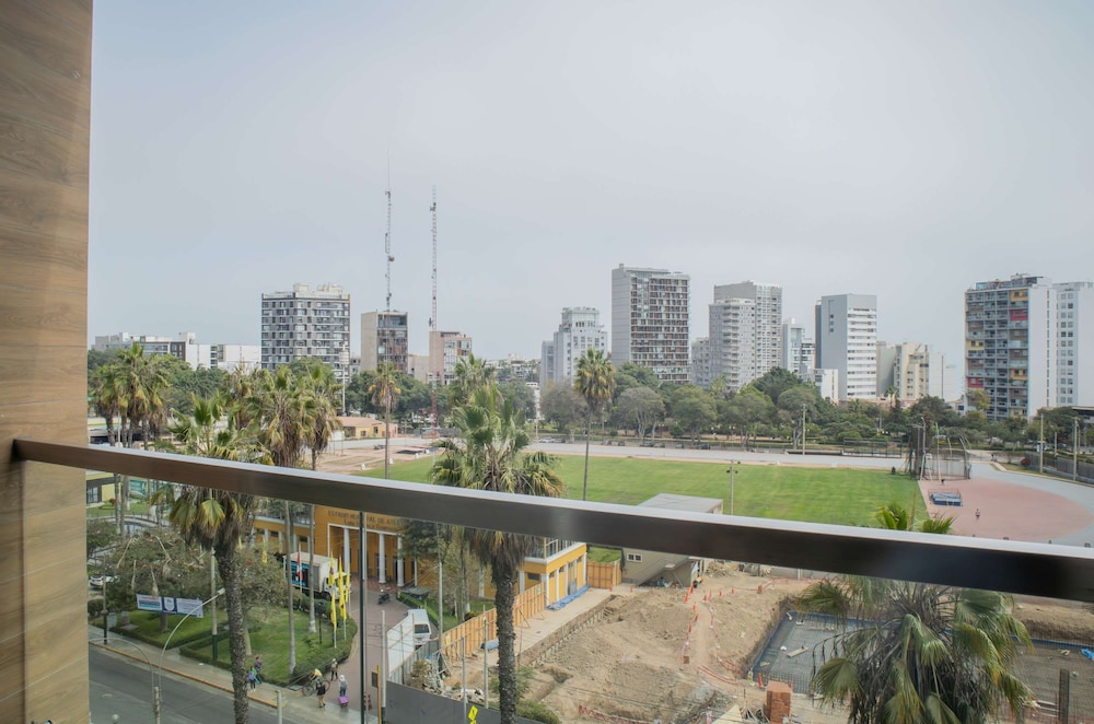 w Contemporary 2BR w Balcony in Barranco