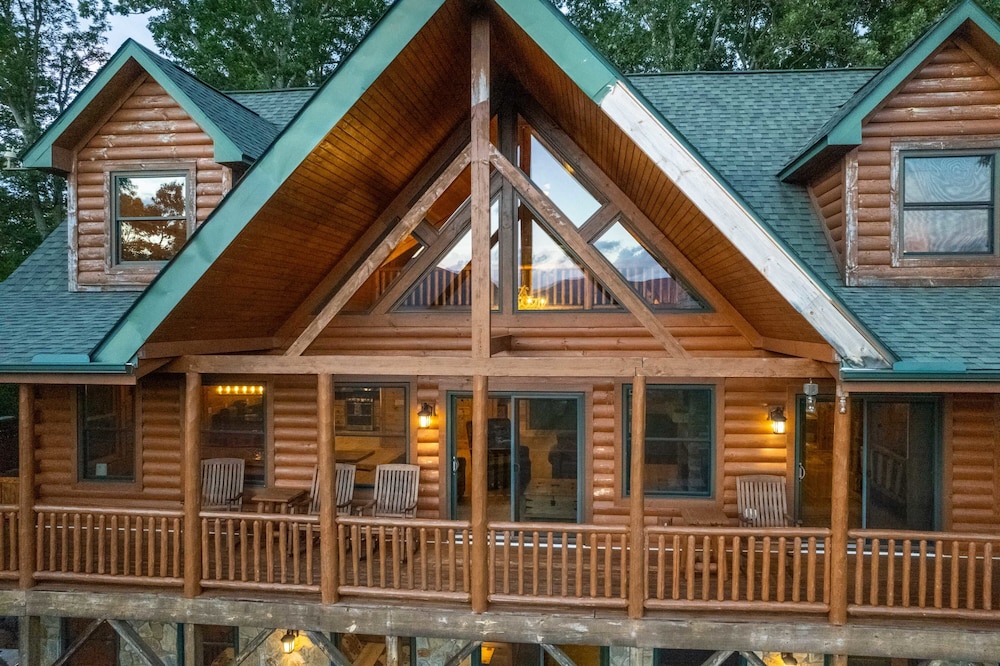 Luxury 4200 Sqft Log Cabin on 50 Acres Sleeps 16