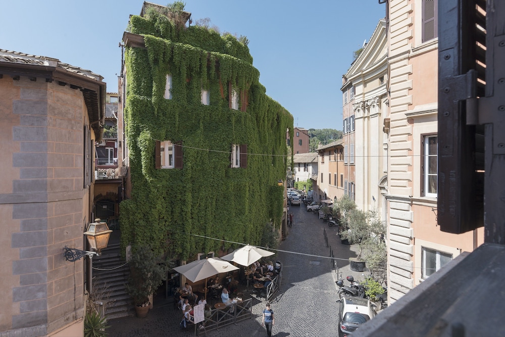 Trastevere Roomy Apartment