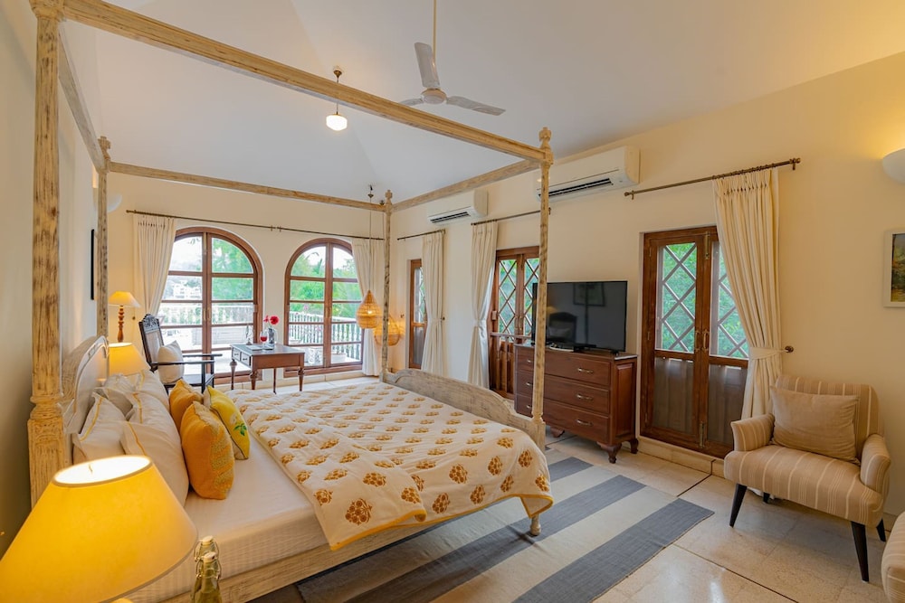 Loto Bianco by Hireavilla -4br w Pvt Pool Siolim