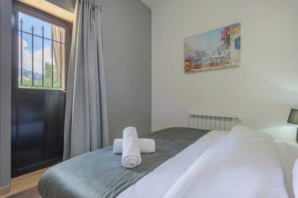 Pearl of Faqra Studios & Apartments