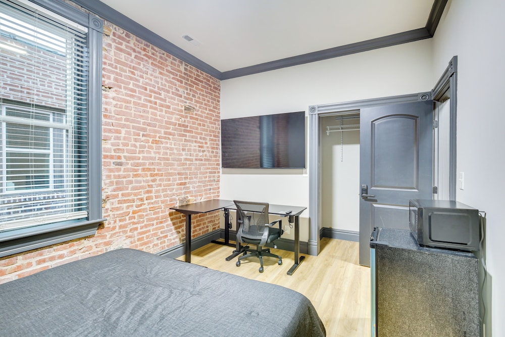 Walk to Gravois Park: 'nice Home' w/ Garage