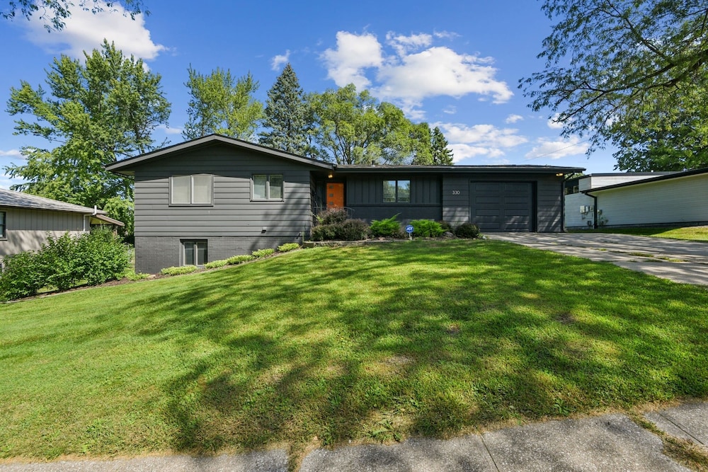 Iowa City 4br Backyard Walk To Stadium 4 Bedroom Home
