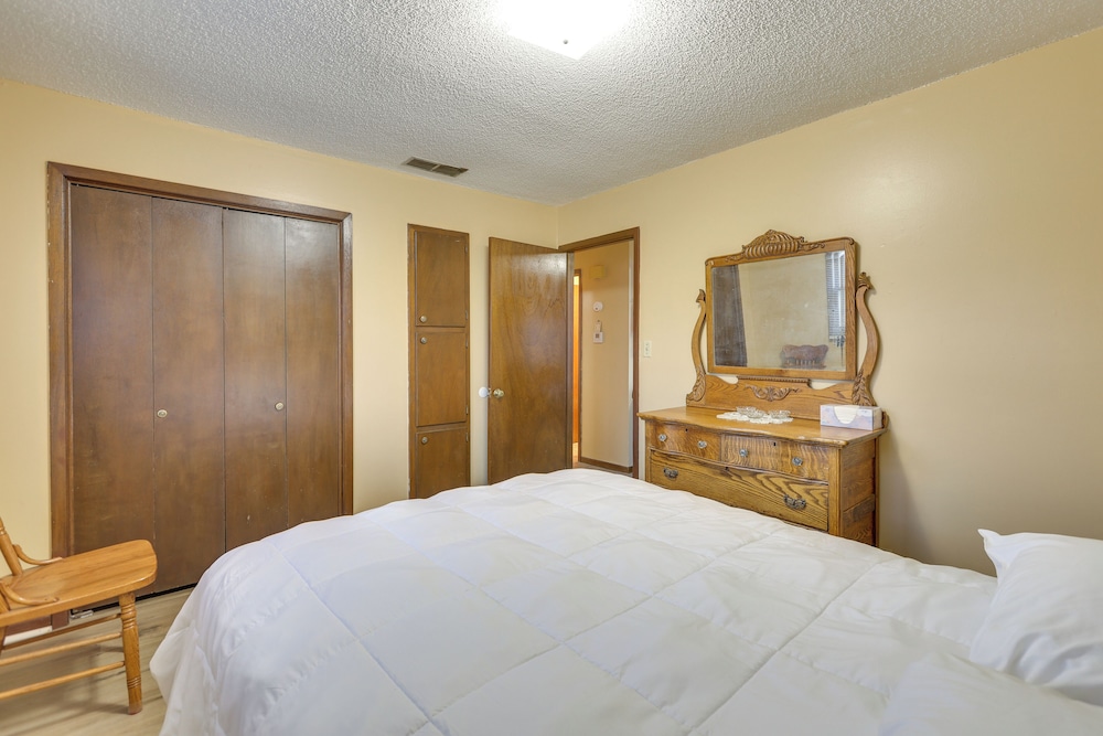2 Mi to Kansas State Fairgrounds: Cozy Apartment!
