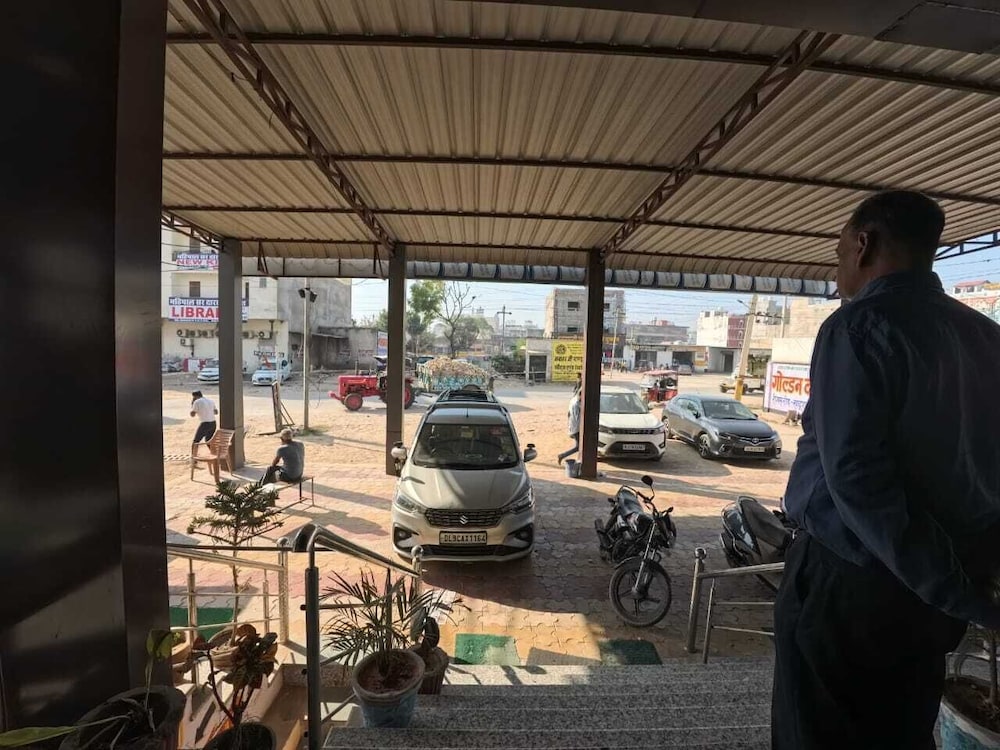 Hotel Aapno Shyam And Restaurant