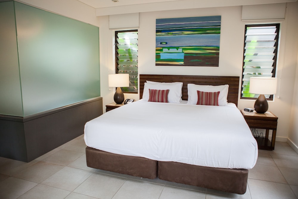 160 Luxury Swimout