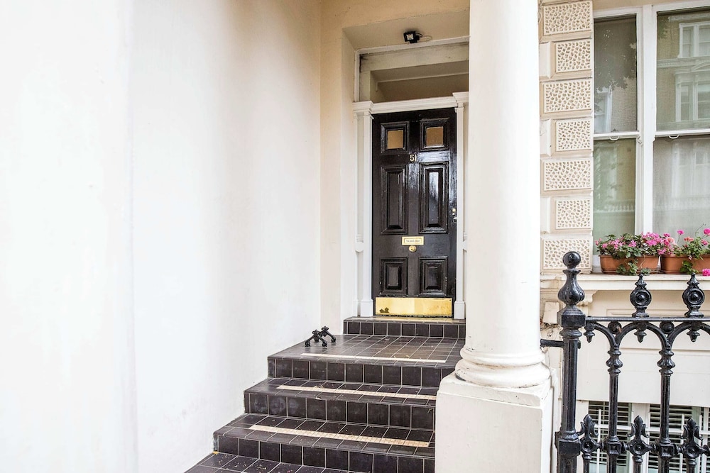 Classic Victorian Flat With Terrace