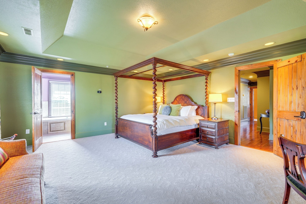 Private Hot Tub: 'bays View Lodge' in Kingsport!