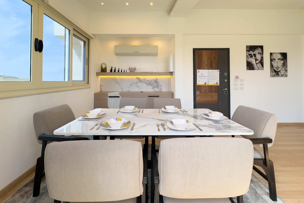 Posh & Panoramic 2bdr Rooftop 5 Min To Airport