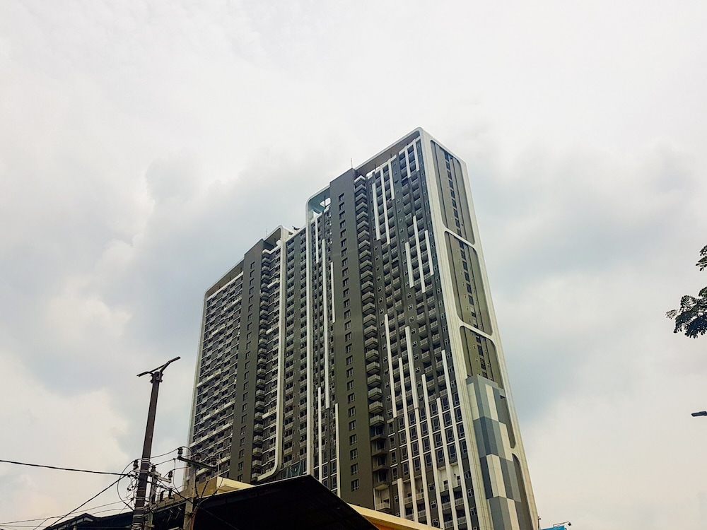 Scenic and Strategic Studio Apartment at Springwood Residence