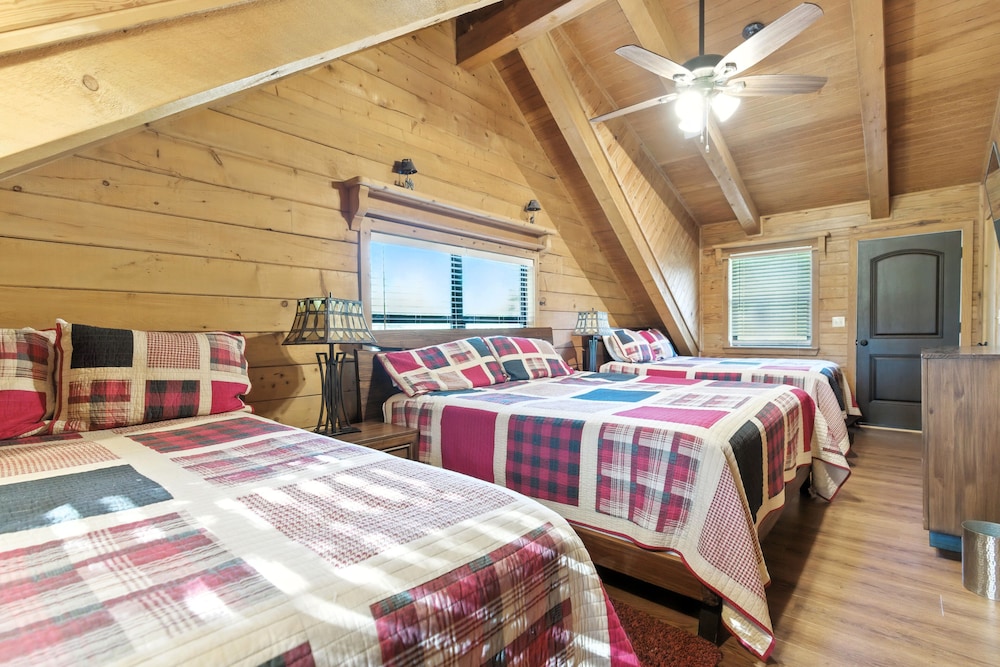 Frio Rivers Edge In The Heart Of Hill Country 3 Bedroom Cabin