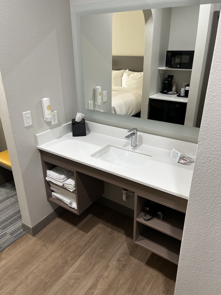 Comfort Inn & Suites view 4
