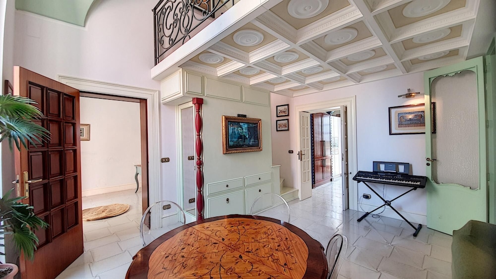 Cst004 in Castro With 3 Bedrooms and 2 Bathrooms view 5