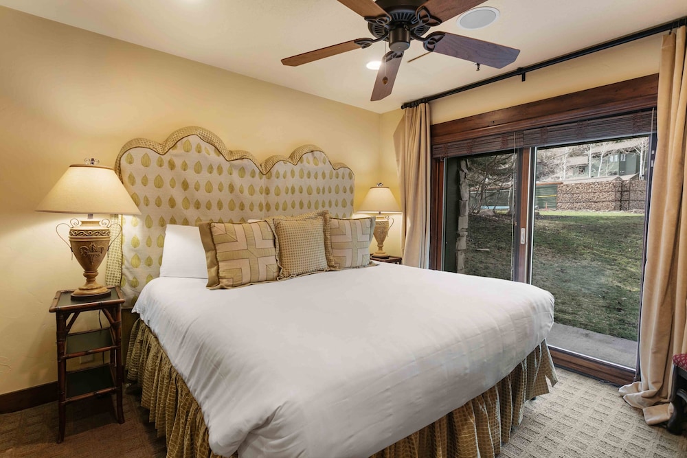 1617 - Six Bedroom plus Den Lakeside 6 Condo