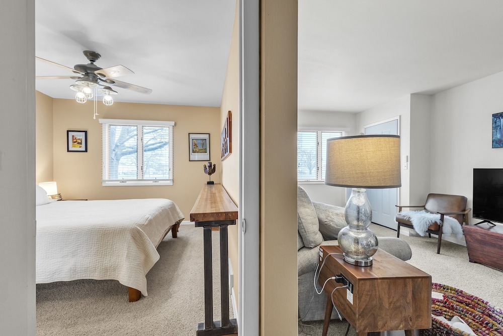 Harbor Hideaway - Walk To Beach, Dining & Downtown 2 Bedroom Condo