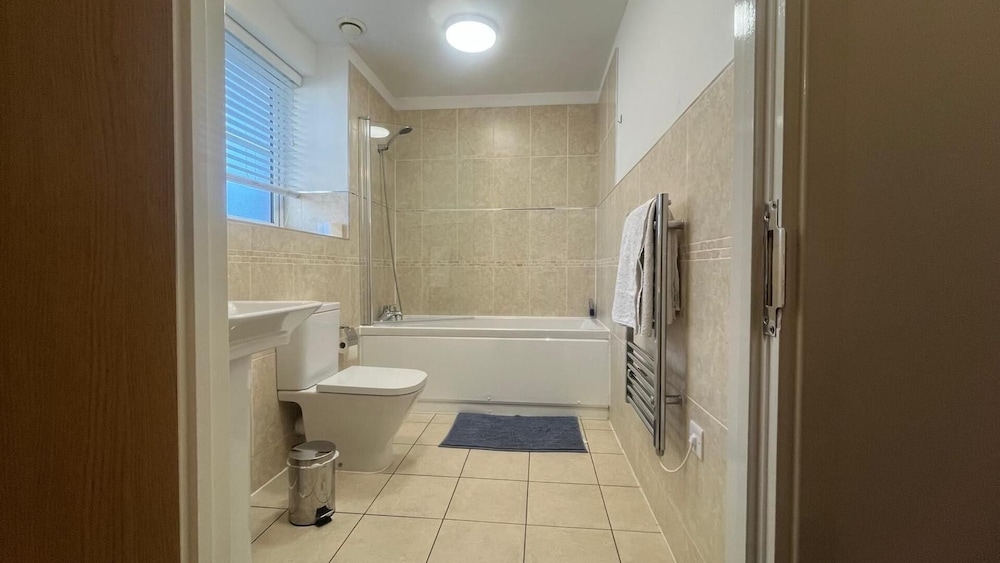 Central 2-bed Apt - Sleeps 4 - Parking & Wifi