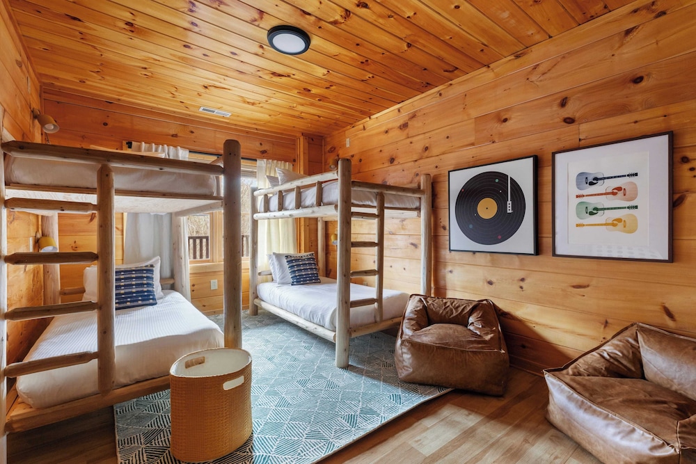 Yesteryear by Avantstay Hot Tub, 360 Deck Views and Game Room Easy Access