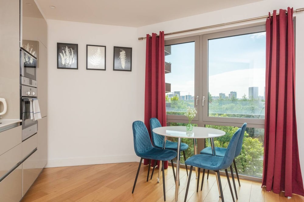Contemporary 1 Bedroom Apartment in Canning Town With Balcony