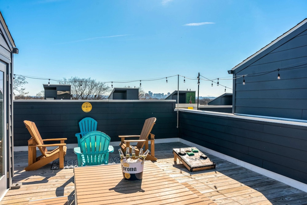 Spectacular Condo Rooftop Deck Great for Groups view 4