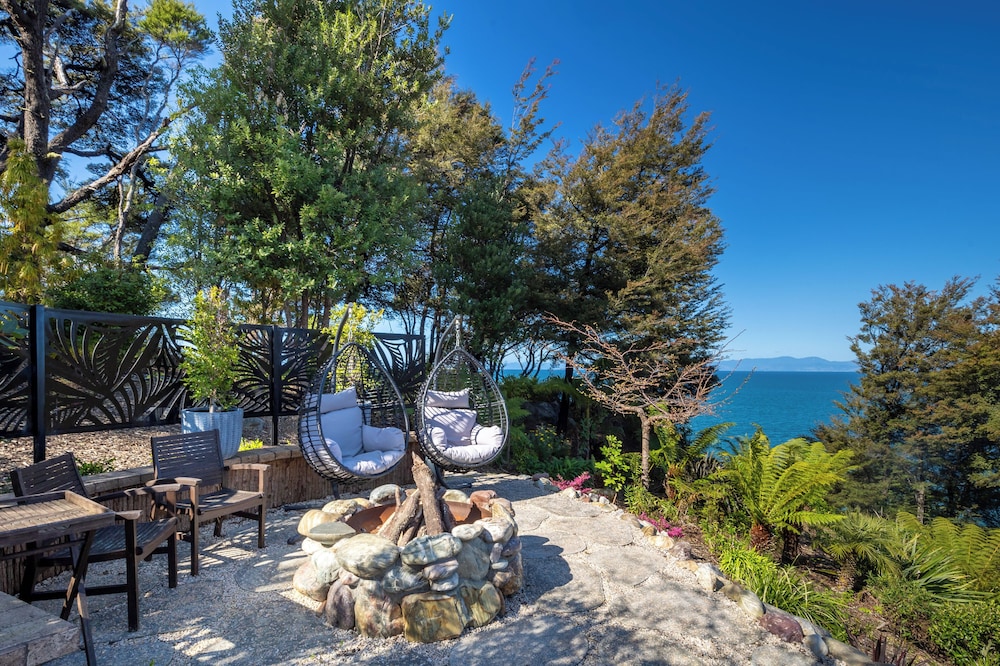 Oceanview Penthouse Suite & Beach Access