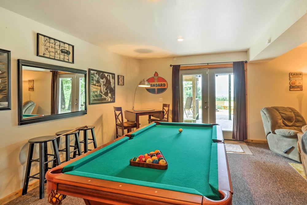 Rustic Lamar Cabin w/ Deck  Private Hot Tub - Property Image 3