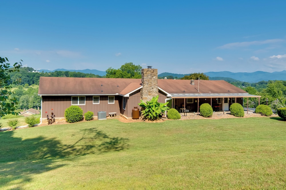 11 Mi to Asheville: Scenic Retreat w/ Game Room
